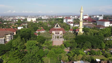 Luftaufnahme-Der-Moschee-Der-Universität-Gadjah-Mada