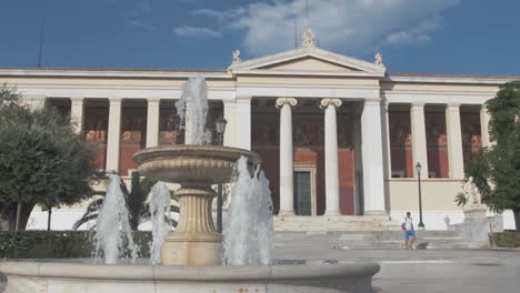 Wasserbrunnen-Schaltet-Sich-Im-Vordergrund-Der-Nationalen-Und-Kapodistrischen-Universität-Athen-Ein