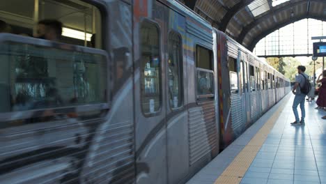 El-Tren-Se-Detiene-En-La-Estación-De-Metro-Pireo-Mientras-Los-Viajeros-Esperan-Para-Abordar