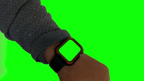 Smart-Watch-With-Green-Screen-Or-Mock-Up-Chroma-Key-On-Man-Wrist