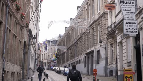 Hombre-Caminando-En-Las-Pequeñas-Calles-De-Bruselas-Durante-El-Día-En-Invierno