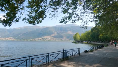 Charming-promenade-with-lake-view,-Ioannina,-Greece