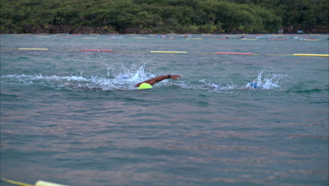 Cámara-Lenta-De-Tres-Atletas-Profesionales-Nadando-Compitiendo-En-Un-Triatlón-En-El-Mar