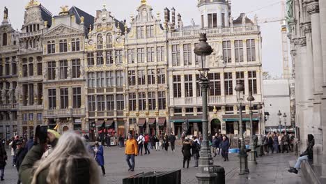 Grand-place-with-a-lot-of-people-walking-through-it-in-Brussels,-Belgium