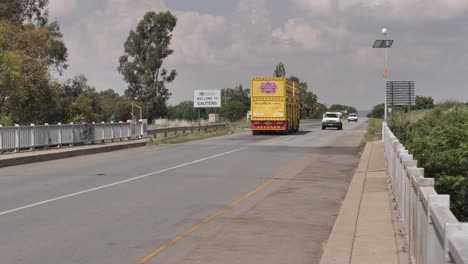 Camión-De-Transporte-De-Ganado-Sudafricano-Transporta-Ganado-A-La-Planta-De-Procesamiento