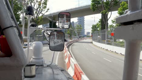 Blick-Durch-Das-Fenster-Eines-Amphibienfahrzeugs-Während-Einer-Stadtrundfahrt-Durch-Singapur