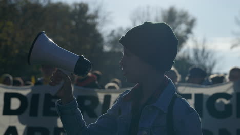 Adolescente-Activista-Sosteniendo-Un-Megáfono-En-La-Marcha-De-Protesta-Pública-De-Berlín