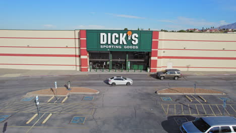 Einspielung-Von-Dicks-Sportartikeln-Vor-Dem-Eingang-In-West-El-Paso,-Texas
