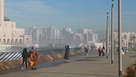 Marokkanische-Frauen,-Die-Auf-Der-Promenade-In-Casablanca,-Marokko,-Spazieren-Gehen