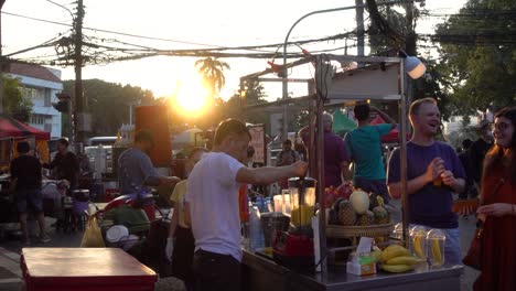 Zeitlupenlandschaft-Auf-Dem-Thailändischen-Wochenendmarkt-Bei-Sonnenuntergang