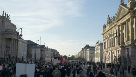 Berlin-crowd-gathering-in-downtown-city-protesting-economic-inflation-situation,-Slow-motion