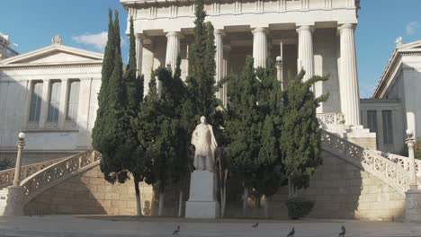 Die-Nationalbibliothek-P.-Vallianos-Statue-Mittelweite-Aufnahme