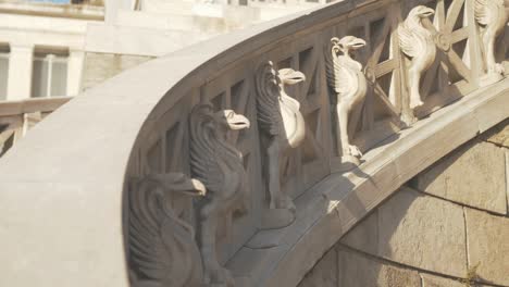 Detailaufnahme-Der-Marmorbaluster-Auf-Der-Treppe-Des-Gebäudes-Der-Nationalbibliothek