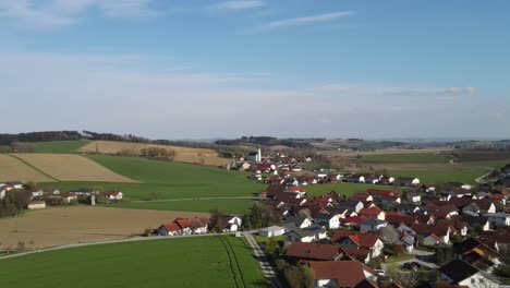 Landschaft-Luftbild-über-Kleines-Bayerisches-Deutsches-Dorf