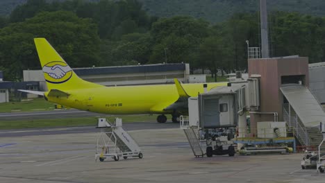 Airplane-in-Brazil-painted-yellow-with-"Mercado-Livre"-e-commerce-logo