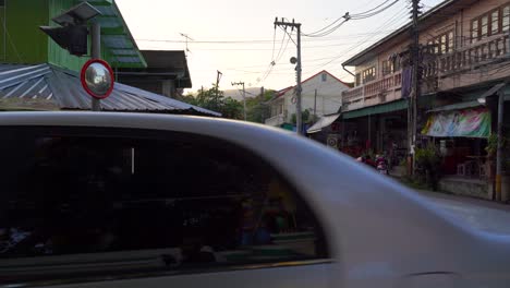 Typische-Straßenlandschaft-In-Thailand-Mit-Holzhäusern