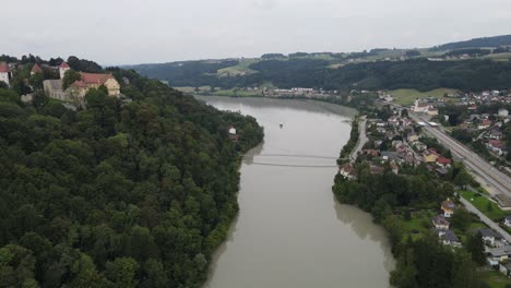 Vista-Aérea-Sobre-El-Río-Inn-En-Passau-Y-Austria