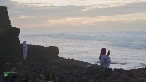 Muslimische-Frauen,-Die-Die-Wellen-Bei-Sonnenuntergang-In-Casablanca-Marokko-Beobachten