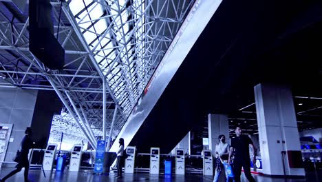 Pasajeros-En-El-Aeropuerto-Internacional-De-Brasilia,-Brasil-Caminan-Por-El-Quiosco-De-Facturación