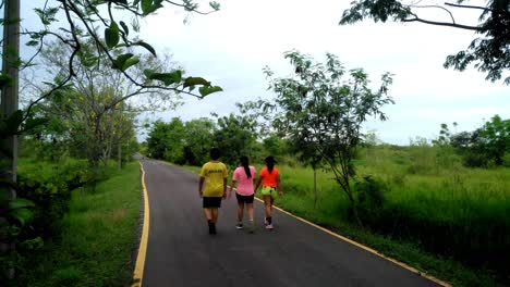 Gente-Vistiendo-Ropa-Deportiva-Caminando-En-El-Parque-En-La-Hermosa-Naturaleza,-Asunción,-Paraguay