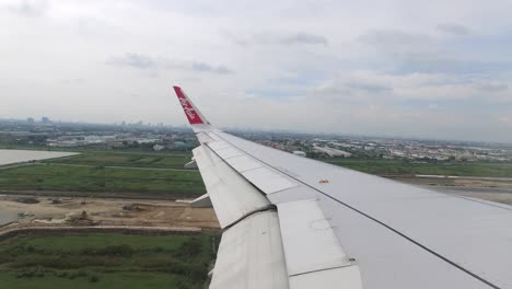 Fensteransicht-Des-Air-Asia-Fluges,-Der-Sich-Bangkok-City-Nähert