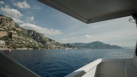 Blick-Auf-Die-Italienische-Küste-Von-Der-Segelyacht-Am-Mittelmeer