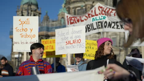 Lateinamerikanische-Versammlung-Von-Aktivisten,-Die-Während-Des-Protestes-Gegen-Die-Berliner-Wirtschaftsinflationskrise-Banner-Halten