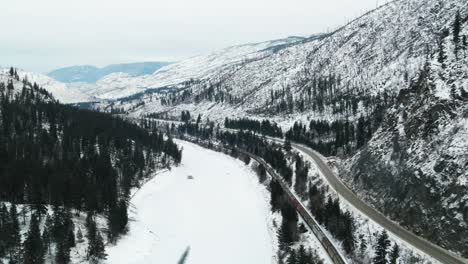 Winterwunderland:-Güterzugfahrten-Durch-Eine-Gefrorene-Landschaft-Im-North-Thompson-River-Und-Am-Yellowhead-Highway-5-In-British-Columbia