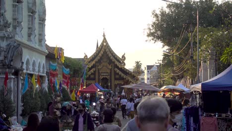 Hermoso-Paisaje-En-El-Concurrido-Mercado-Tailandés-Con-Templo-En-La-Distancia