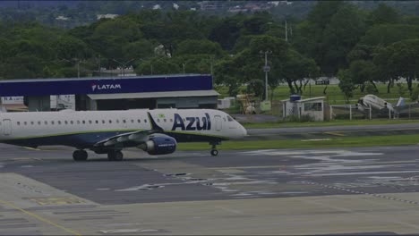 Flugzeuge-Von-Azul-Airlines,-Die-Zum-Start-Auf-Der-Landebahn-Rollen