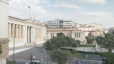 Amplia-Vista-Lateral-Del-Edificio-De-La-Universidad-Nacional-Kapodistrian-De-Atenas