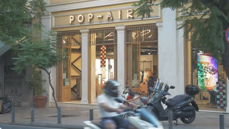 Kunden-Betreten-Das-Pop-air-bekleidungsgeschäft-In-Monastiraki-Athen