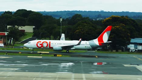 El-Avión-De-Pasajeros-De-Gol-Airlines-Se-Prepara-Para-Despegar-En-El-Aeropuerto-Internacional-De-Brasilia