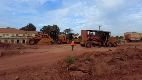 Oic-Gambia-Road-Expansion-Project-4k---Unbefestigte-Straße-Und-Schwere-Maschinen-In-Gambia
