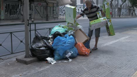 Mann-Stapelt-Pappe-Auf-Einem-Müllhaufen-Auf-Einer-Straße-In-Athen