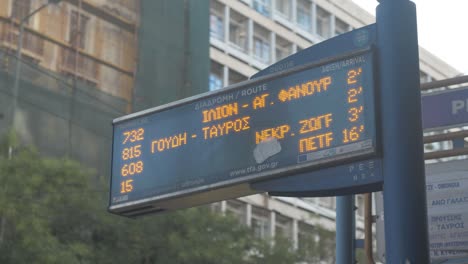 Elektronisches-Busfahrplanschild-In-Athen