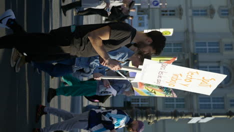 Vertikale-Lateinamerikanische-Aktivisten,-Die-In-Berlin-Marschieren,-Protestieren-Gegen-Die-Wirtschaftliche-Inflationskrise,-Zeitlupe