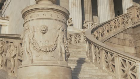 Impresionante-Mármol-Esculpido-En-Los-Balaustres-De-La-Escalera-Del-Edificio-De-La-Biblioteca-Nacional