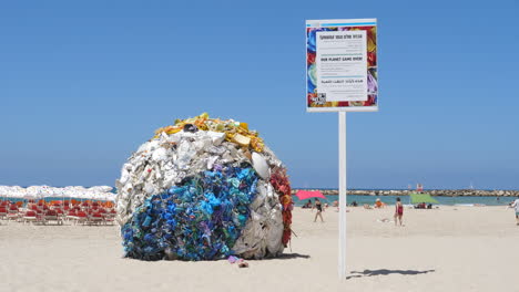 Obra-De-Arte-Del-Plástico-Contaminado-Recuperado-De-Las-Playas-De-Tel-Aviv-Estático