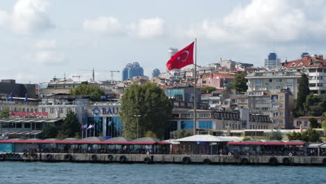 Blick-Auf-Istanbul-Während-Der-Bootsfahrt-An-Einem-Sonnigen-Tag