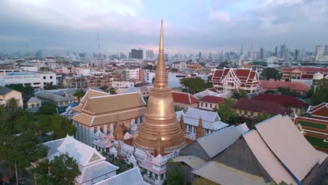 Templo-Dorado-En-El-Casco-Antiguo-De-La-Ciudad-De-Bangkok