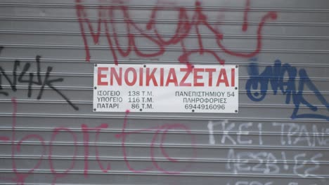 Verkaufsschild-An-Der-Außenseite-Des-Graffiti-Gebäudes-Athen