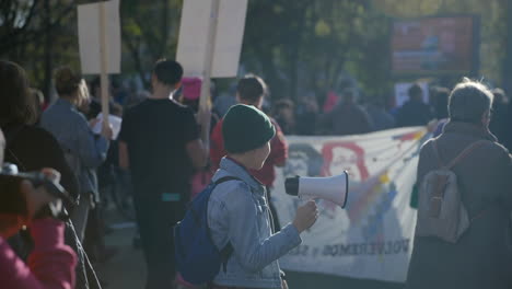 Joven-Activista-Apasionada-Con-Megáfono-En-Protesta-Por-La-Crisis-De-La-Inflación-Económica-En-Berlín,-Cámara-Lenta