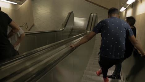 Punto-De-Vista-De-Tomar-Las-Escaleras-Mecánicas-En-El-Metro-De-Atenas