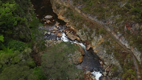 Hohe-Drohne-über-Felsiger-Flussschlucht-In-Neuseeland-Mit-Bäumen-Und-Büschen-Und-Felsen-Pt-2