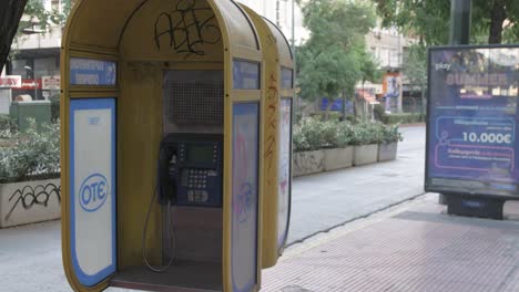 Viejo-Teléfono-Público-Destrozado-En-El-Centro-De-Atenas