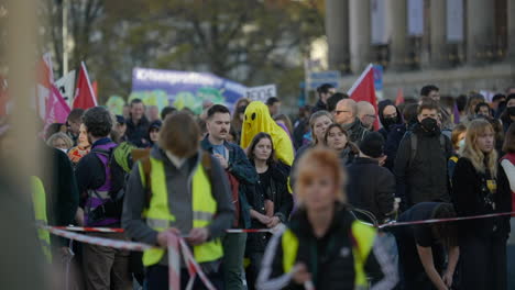 Zeitlupenaufnahme-Einer-Menschenmenge,-Die-In-Berlin,-Deutschland,-Handheld-Protestiert