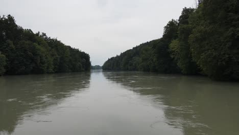 Ganz-Naher-Flug-über-Wasser-über-Den-Fluss-Inn-In-Passau-Deutschland