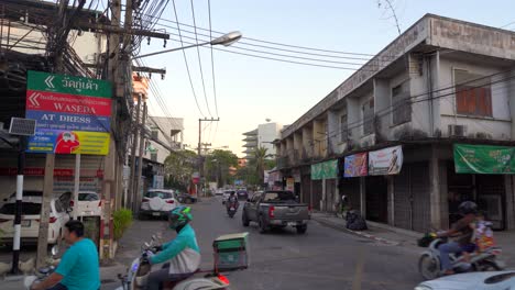 Typische-Straße-Im-Städtischen-Thailand-Mit-Heruntergekommenen-Häusern