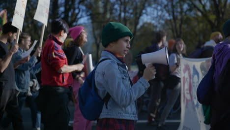 Joven-Activista-Con-Megáfono-Marchando-En-Berlín-Protesta-Por-La-Crisis-De-La-Inflación-Económica,-Cámara-Lenta